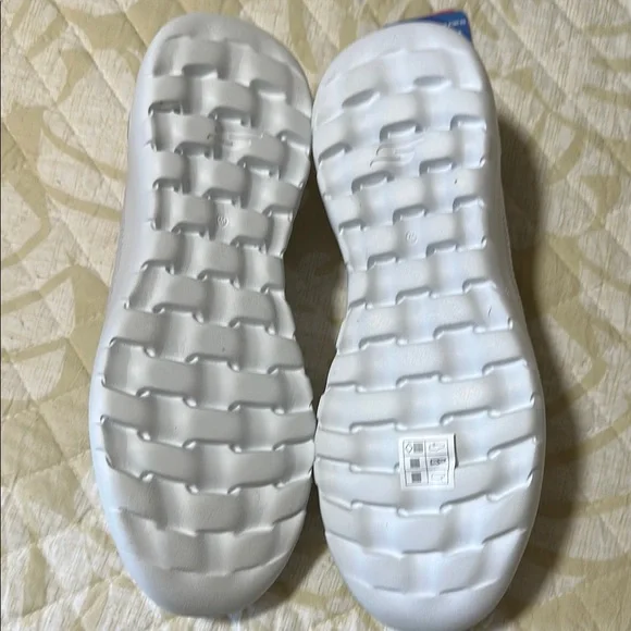 Skechers White Slip-On Sneakers 10 Wide - Picture 3 of 7